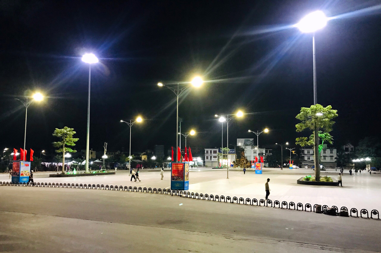 Các tuyến phố, khu vực vui chơi công cộng trên địa bàn TP Uông Bí được lắp đặt hệ thống chiếu sáng bằng đèn Led.
