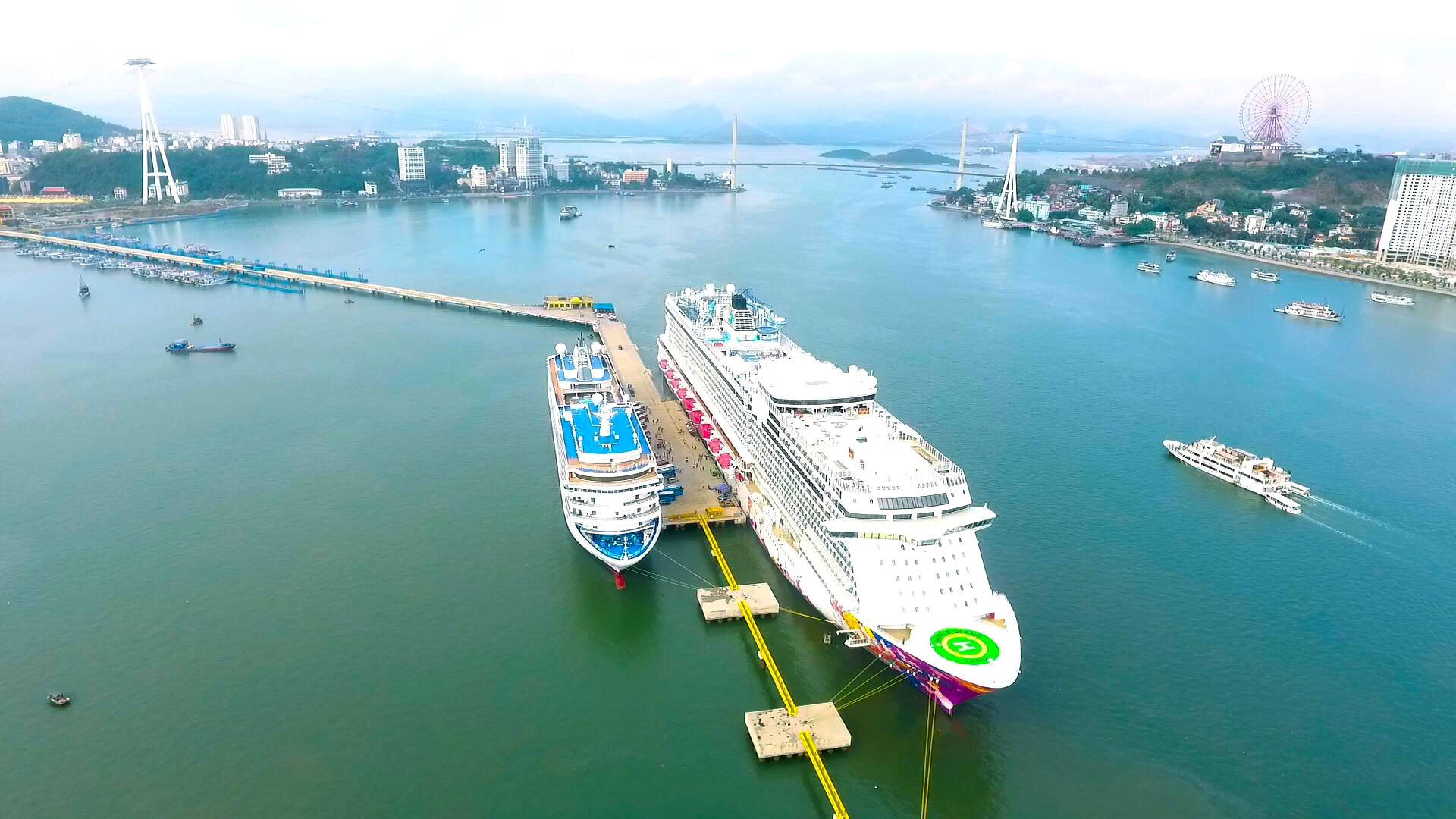 2 tàu biển quốc tế cao cấp World Dream thuộc hãng tàu Dream Cruise (Hong Kong) và Silver Sea Cruise (Mỹ) chở theo 4.000 du khách cập Cảng tàu khách quốc tế Hạ Long, ngày 18/12/2019.