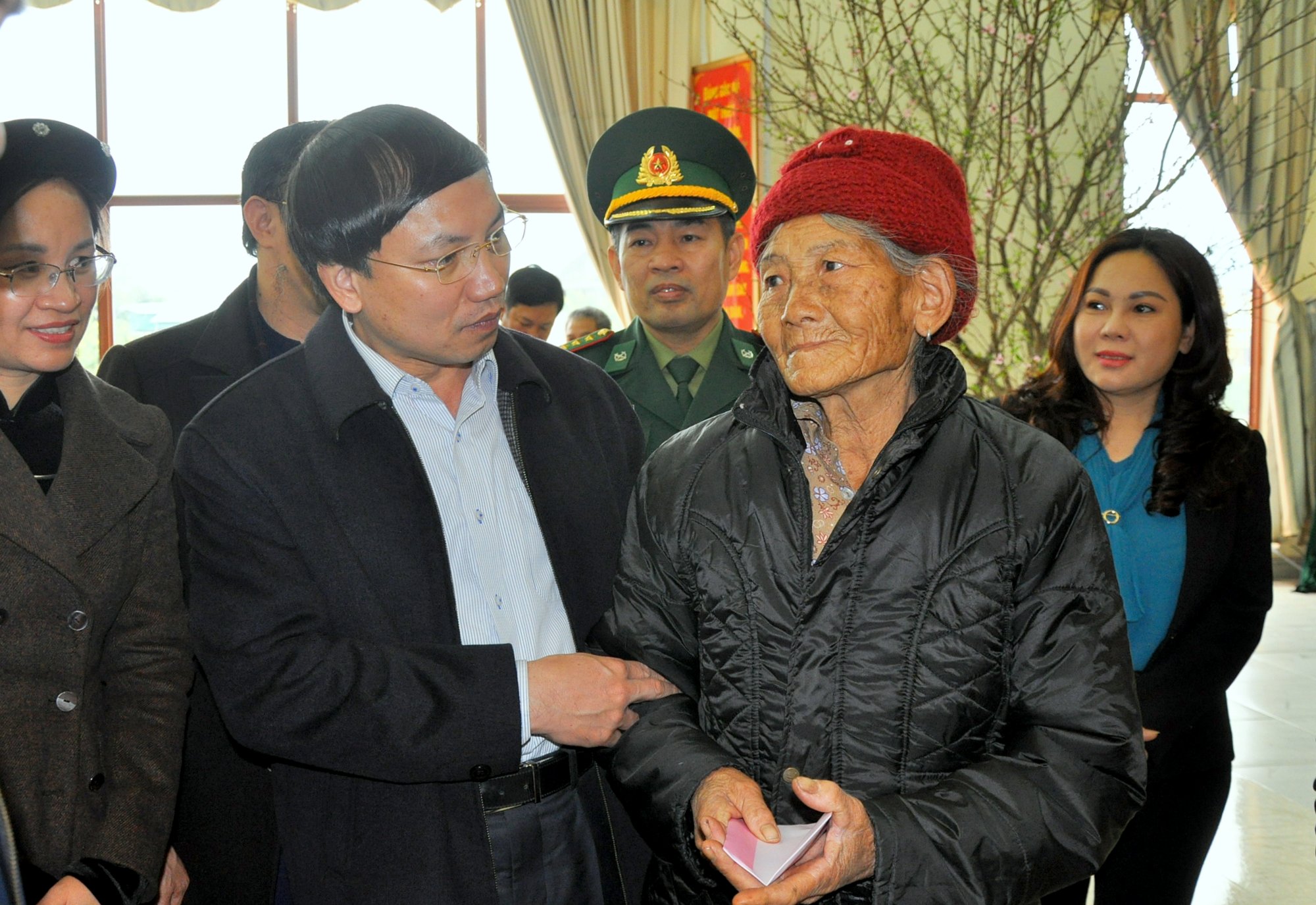 Đồng chí Nguyễn Xuân Ký ân cần thăm hỏi, động viên nhân dân các dân tộc thị trấn Bình Liêu.