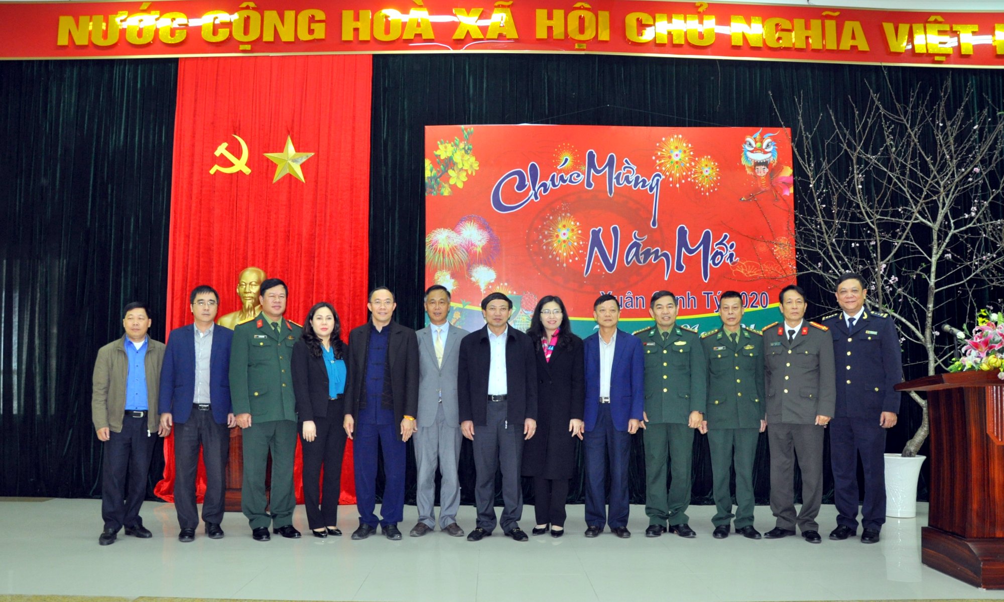 Đồng chí Bí thư Tỉnh ủy, Chủ tịch HĐND tỉnh chúc Tết và chụp ảnh lưu niệm cùng lãnh đạo xã Hoành Mô và đại diện các lực lượng đóng quân trên địa bàn.