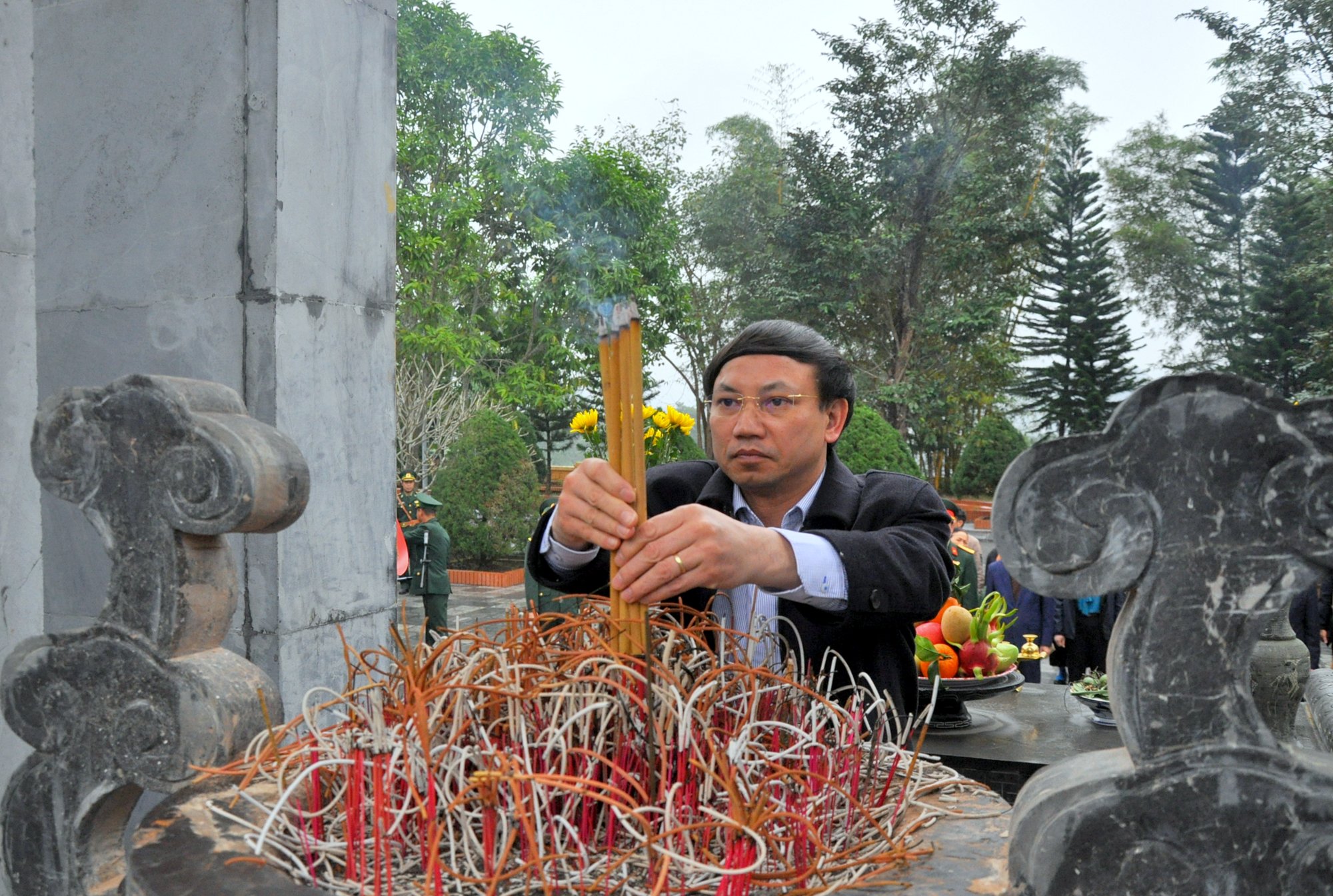 Đồng chí Nguyễn Xuân Ký, Bí thư Tỉnh ủy, Chủ tịch HĐND tỉnh cùng đoàn đặt vòng hoa, dâng hương tại Đài Tưởng niệm Pò Hèn.