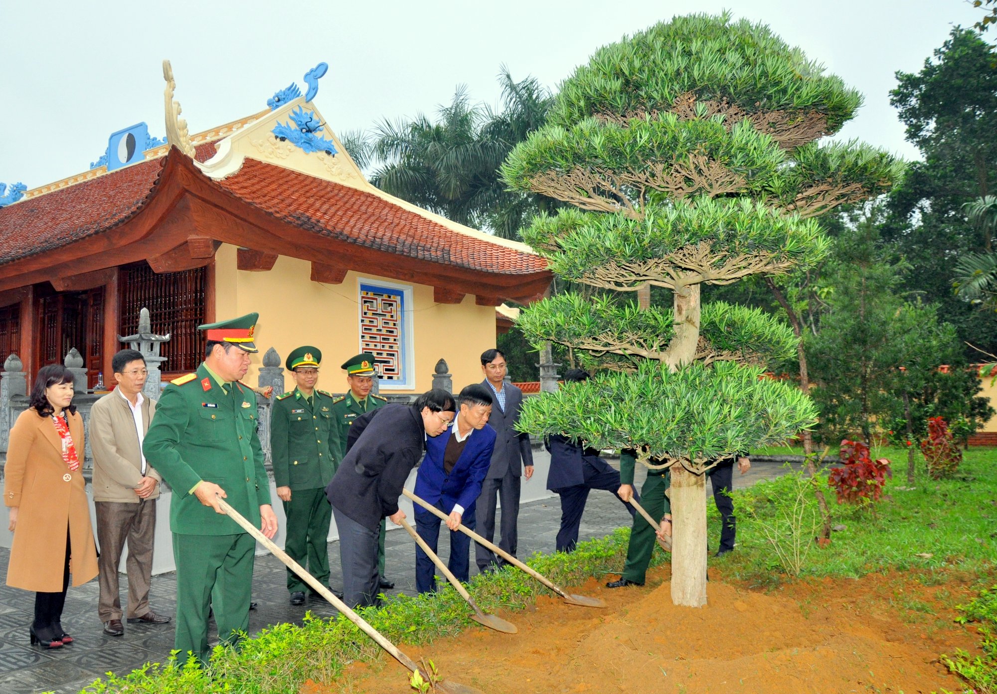 Bí thư Tỉnh ủy, Chủ tịch HĐND tỉnh Nguyễn Xuân Ký viết lưu bút vào Sổ vàng và trồng cây lưu niệm tại Khu 