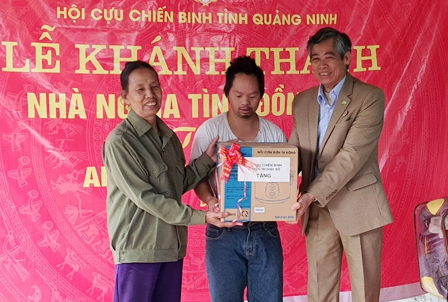 Lãnh đạo Hội CCB TP Hạ Long trao tặng quà cho gia đình Bàn Sinh Tiên (thôn Tân Ốc 2, xã Đồng Sơn (TP Hạ Long) 