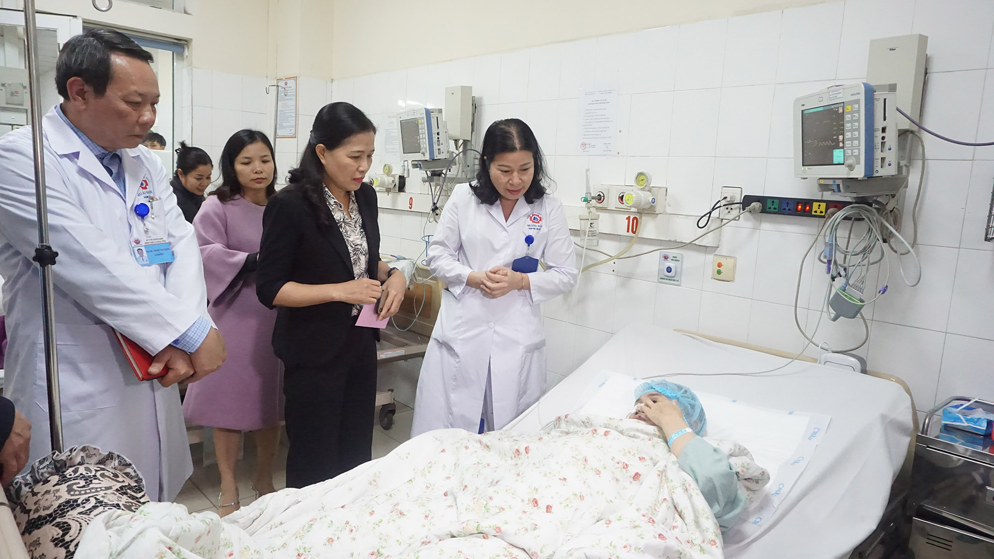 Đồng chí Đỗ Thị Lan tới thăm và chúc tết bệnh nhân đang điều trị tại Bệnh viện Đa khoa tỉnh. Ảnh: Minh Đức.