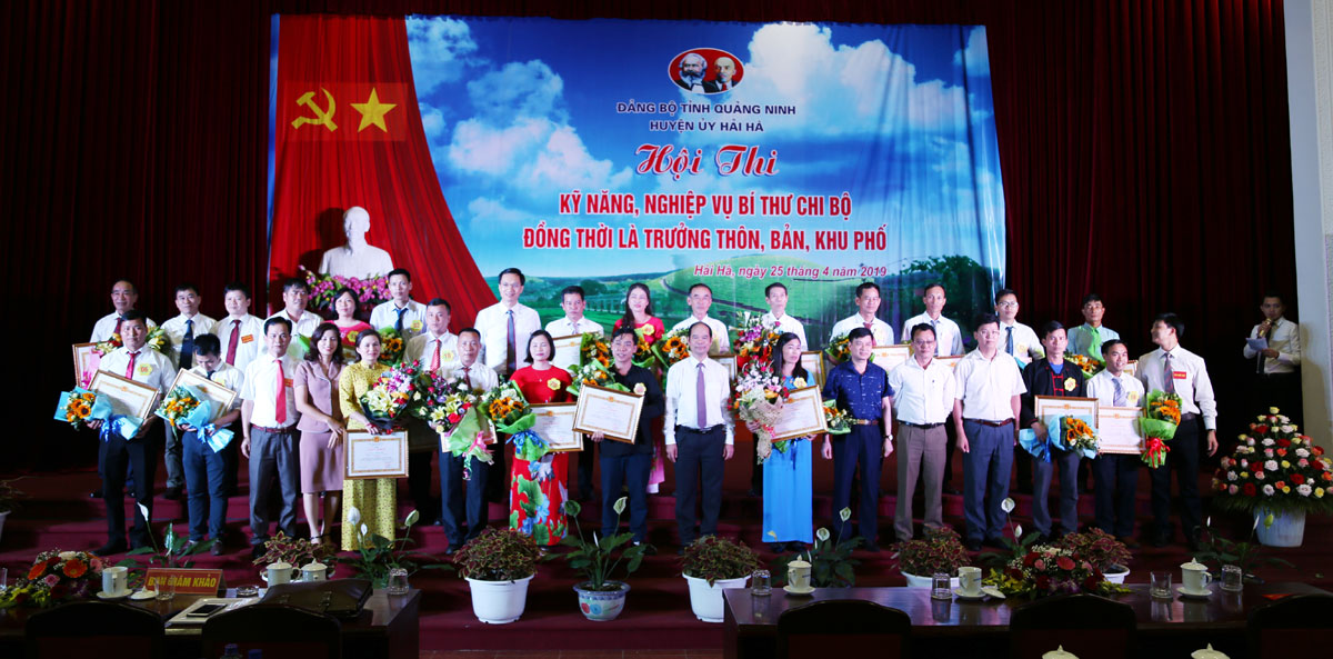 Lãnh đạo huyện Hải Hà trao giải cho các thí sinh đạt giải tại hội thi kỹ năng, nghiệp vụ Bí thư chi bộ đồng thời là trưởng