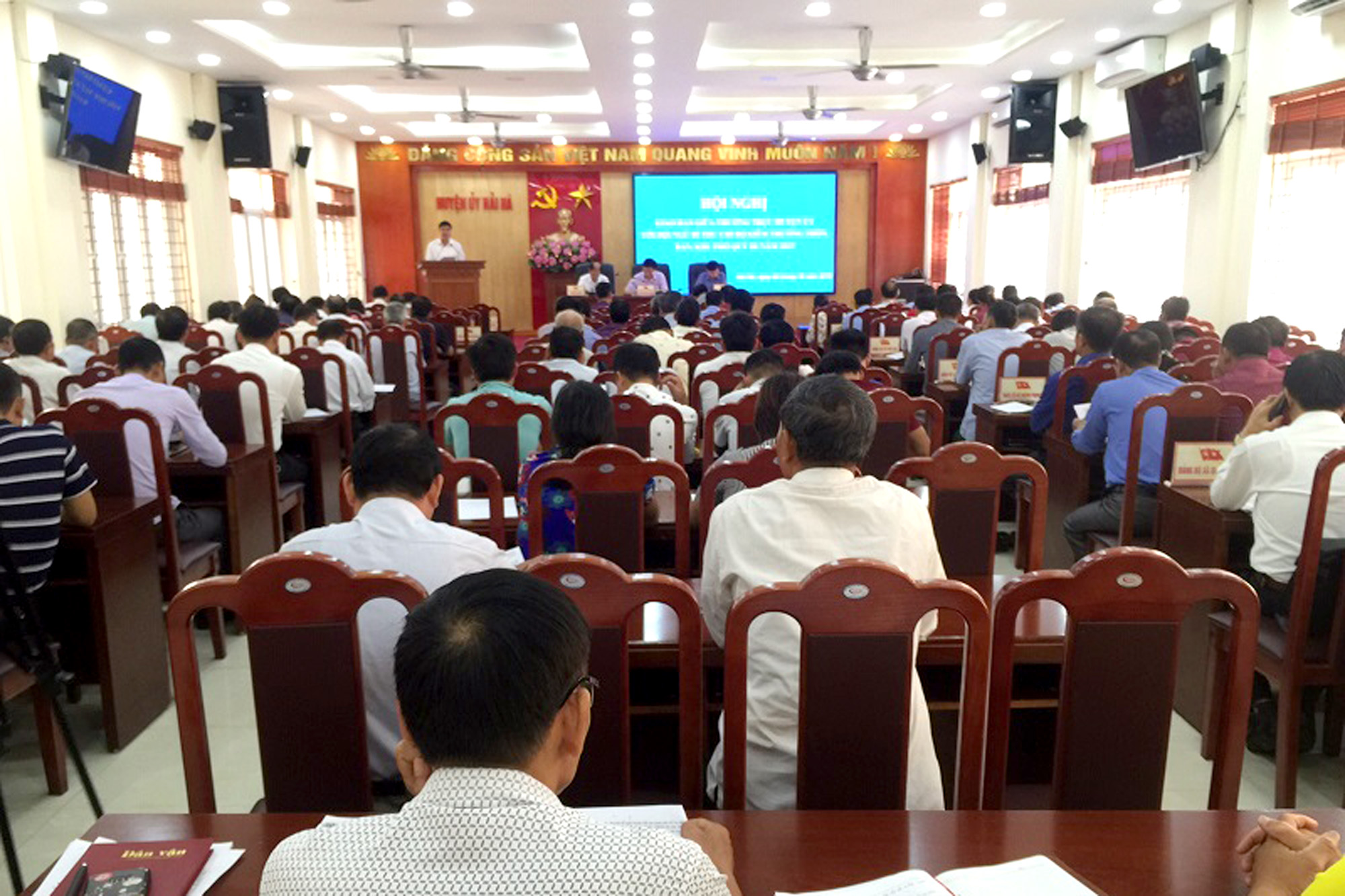 Huyện Hải Hà tổ chức hội nghị giao ban với Bí thư chi bộ đồng thời là trưởng thôn, khu phố, tháng 10/2019. Ảnh: Thái Hà (Trung tâm TT&VH huyện)