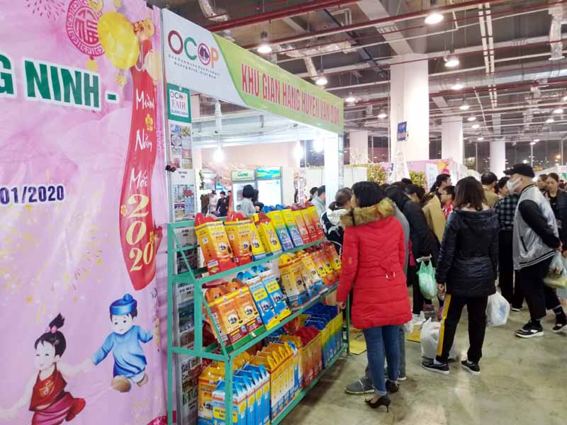 Sản phẩm nước mắm Cái Rồng(Vân Đồn) tham gia Hội chợ OCOP Quảng Ninh – Xuân 2020 thu hút được sự quan tâm của nhiều khách hàng. Ảnh chụp ngày 18/1/2020