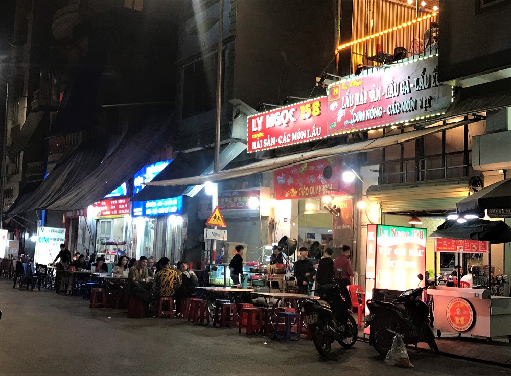 Các cơ sở kinh doanh thức ăn đường phố ở Phố ẩm thực, phường Trần Hưng Đạo, TP Hạ Long luôn tấp nập người qua lại. 