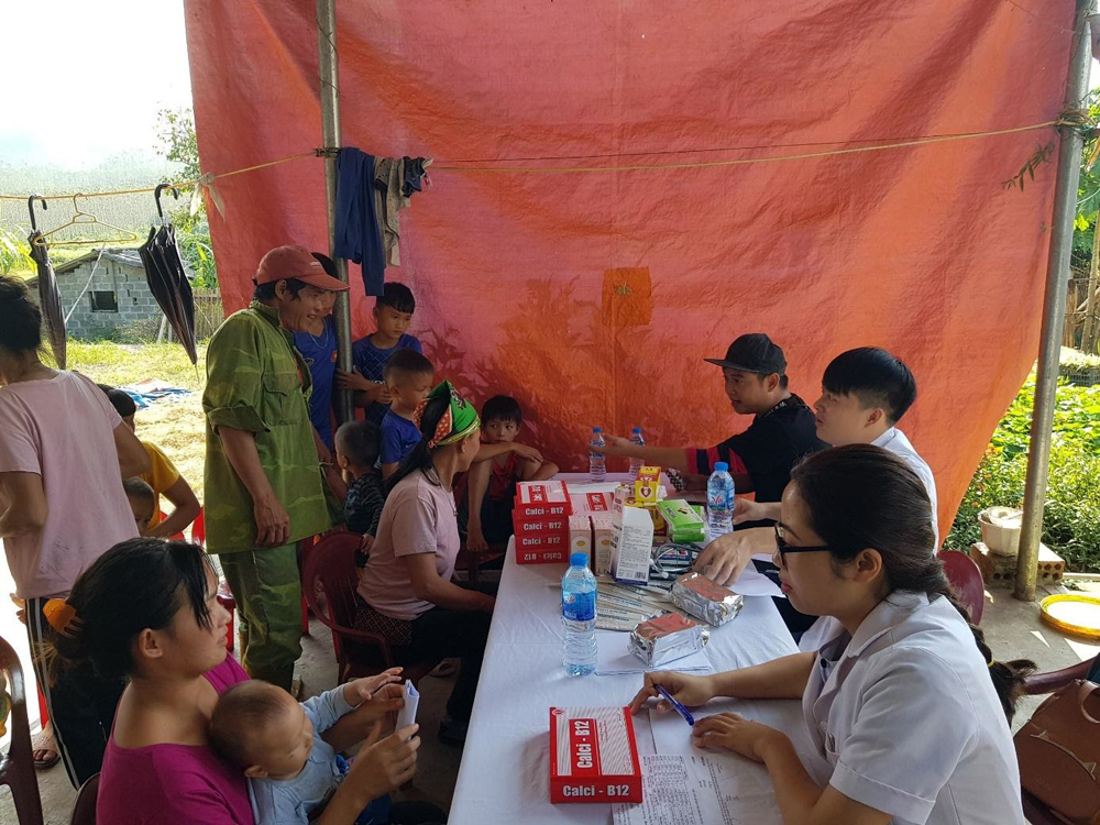 Trung tâm Y tế TP Móng Cái khám, phát thuốc cho người dân Nga Bát, Mày Lọoc, thôn 5, xã Quảng Nghĩa.