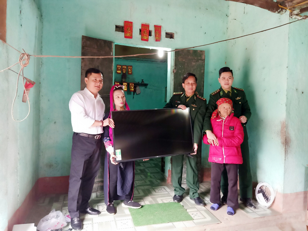 Đồn Biên phòng Quảng Đức trao tặng ti vi cho hộ nghèo bản Vắn Tốc, xã Quảng Đức.