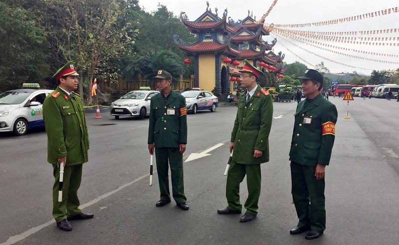 Công an TP Uông Bí phối hợp với lực lượng an ninh cơ sở đảm bảo ANTT tại Chùa Ba Vàng (Anh chụp tháng 1/2020).