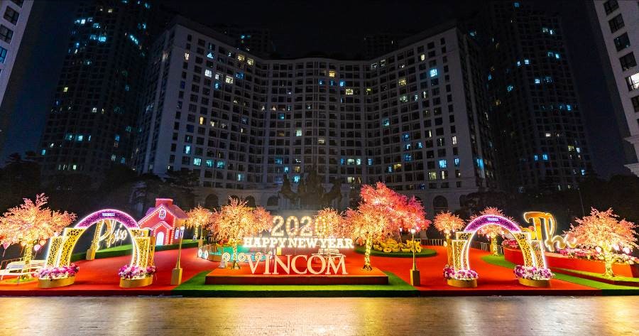 Cổng vũ môn và khu vườn hoa đào xuân khổng lồ tại Vincom Mega Mall Royal City đã chính thức lên đèn rực rỡ, phục vụ các gia đình du xuân đón Tết.