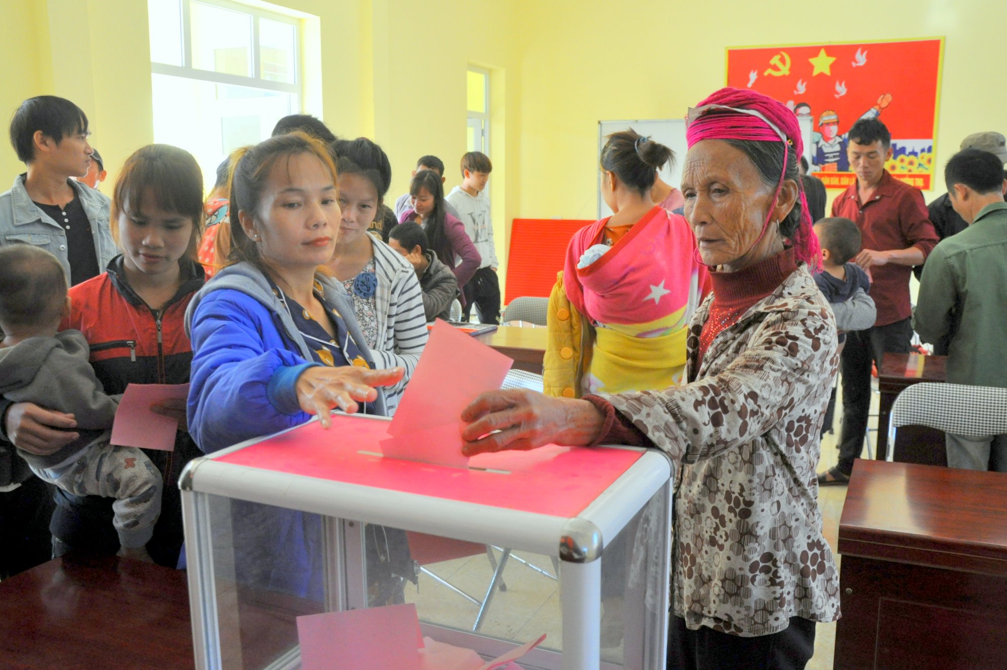 Cử tri thôn Khe Và, thị trấn Bình Liêu nô nức, phấn khởi bỏ phiếu bầu trưởng thôn nhiệm kỳ 2020 - 2022.