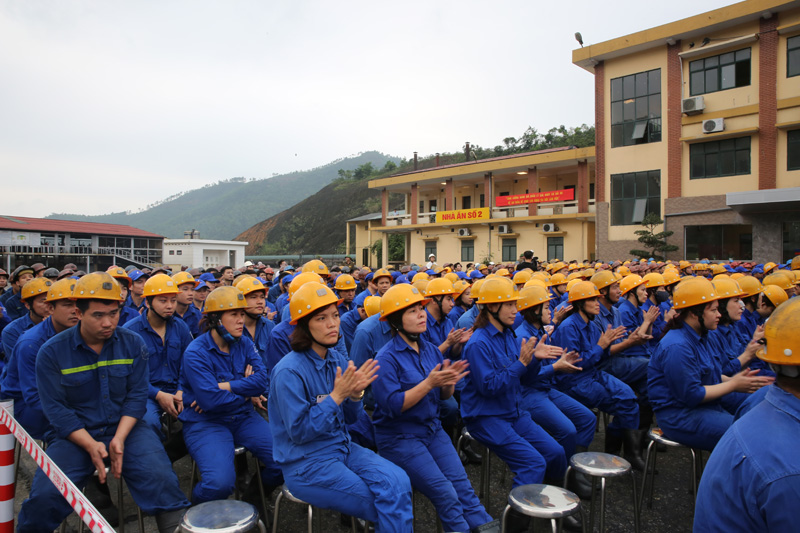 Công nhân công ty CP Than Vàng Danh Lễ phát động tháng hành động vệ sinh an toàn lao động (ATVSLĐ) năm 2019