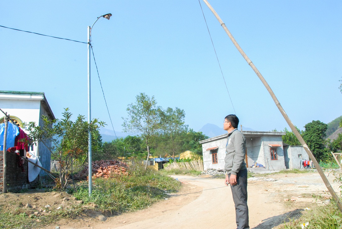 Cán bộ hội CCB xã Quảng Sơn (Hải Hà) kiểm tra hệ thống đèn điện được lắp đặt tại tuyến đường thôn Lý Quáng của xã.