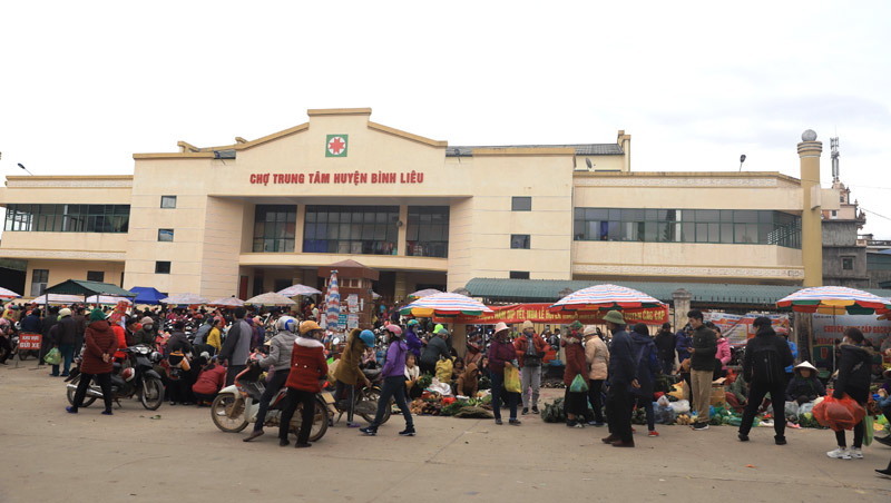 Chợ phiên Bình Liêu được họp vào ngày chủ nhật hàng tuần. Dù mới sáng tinh mơ nhưng chợ đã đông kín người.