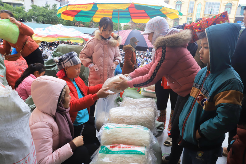 Mỗi người bán đều mang đến chợ một đặc sản của địa phương mình Xã Húc Động nổi tiếng có miến dong  nên có cả một dãy dài tập trung bán miến dong với giá từ 75.000 đồng/ kg.