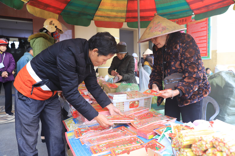 Những hộ người Dao còn tìm mua giấy đỏ để dán lên cửa nhà, bàn thờ, cây cối vào ngày Tết.