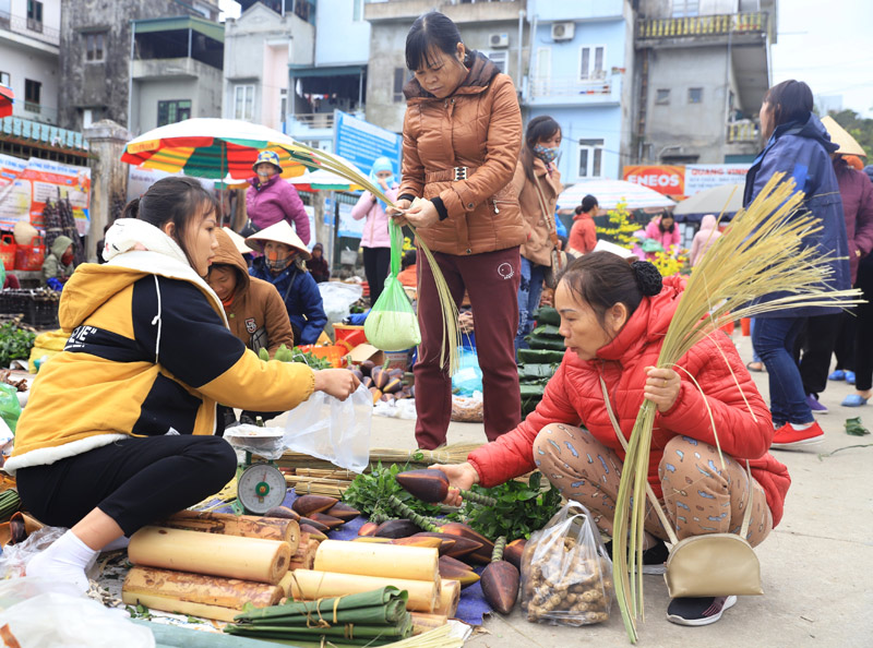 Hoa chuối và thân cây chuối được bày bán nhiều tại phiên chợ bởi đây là đồ cúng chay ngày mùng 1 Tết.