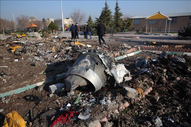 Hiện trường vụ máy bay của hãng hàng không quốc tế Ukraine rơi tại Tehran, Iran ngày 8/1/2020. Ảnh: AFP/TTXVN