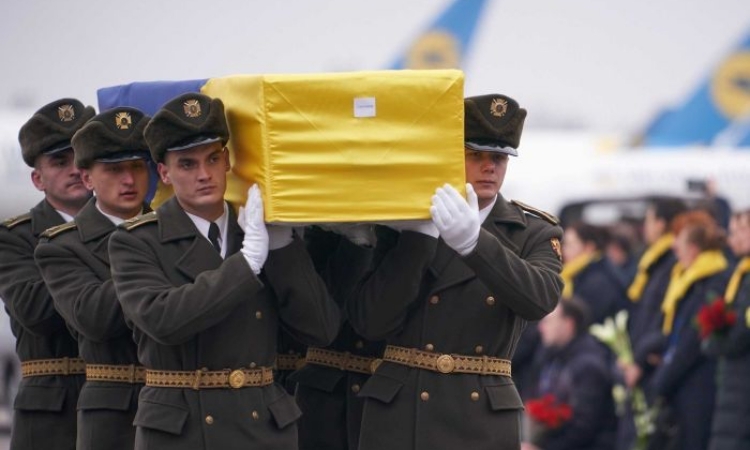 Các binh sĩ khiêng linh cữu nạn nhân thiệt mạng trên chiếc Boeing 737 bị Iran bắn nhầm tại sân bay quốc tế Boryspil, Ukraine, hôm qua. Ảnh: Reuters.