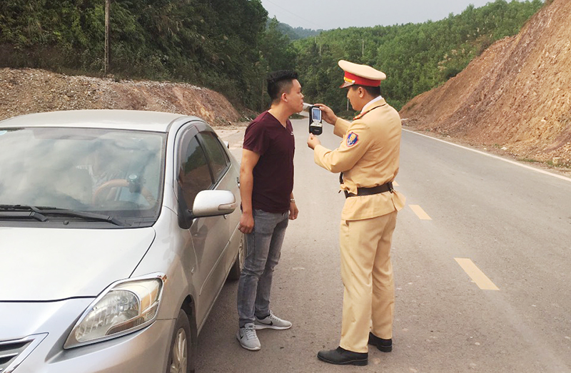 Lực lượng cảnh sát giao thông, Công an huyện Ba Chẽ kiểm tra nồng độ cồn 1 chủ phương tiện tham gia giao thông trên tuyến đường tỉnh 330. 