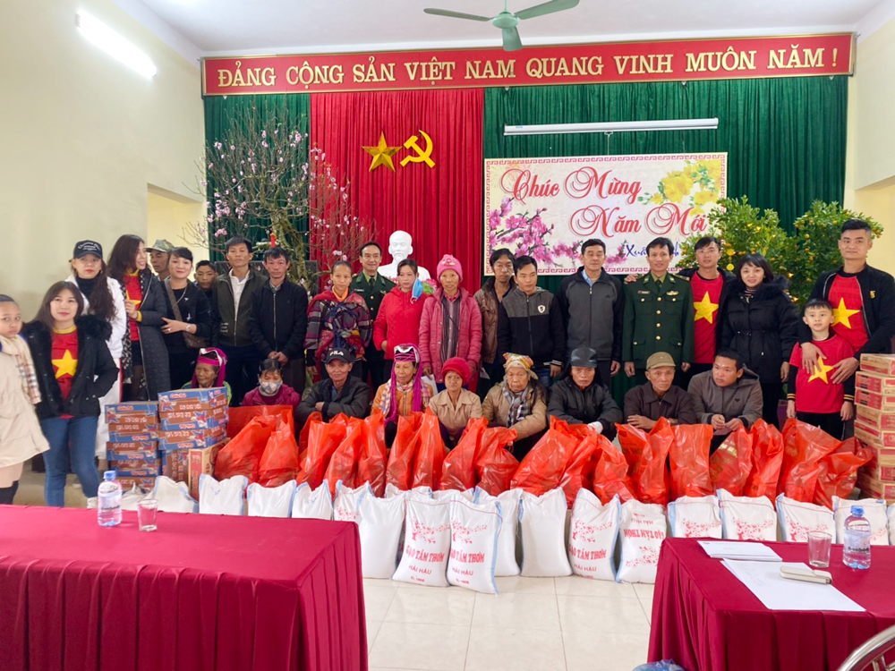 Đồn Biên phòng Quảng Đức tặng quà Tết cho người dân xã Quảng Đức. anh Huu Viet