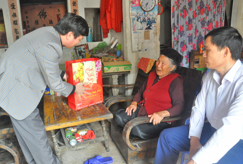 Lãnh đạo huyện Hải Hà tặng quà tết cho gia đình ông Ngô Văn Thang- là người tàn tật ở thôn 2, xã Đường Hoa (thôn 2, xã Tiến Tới cũ).