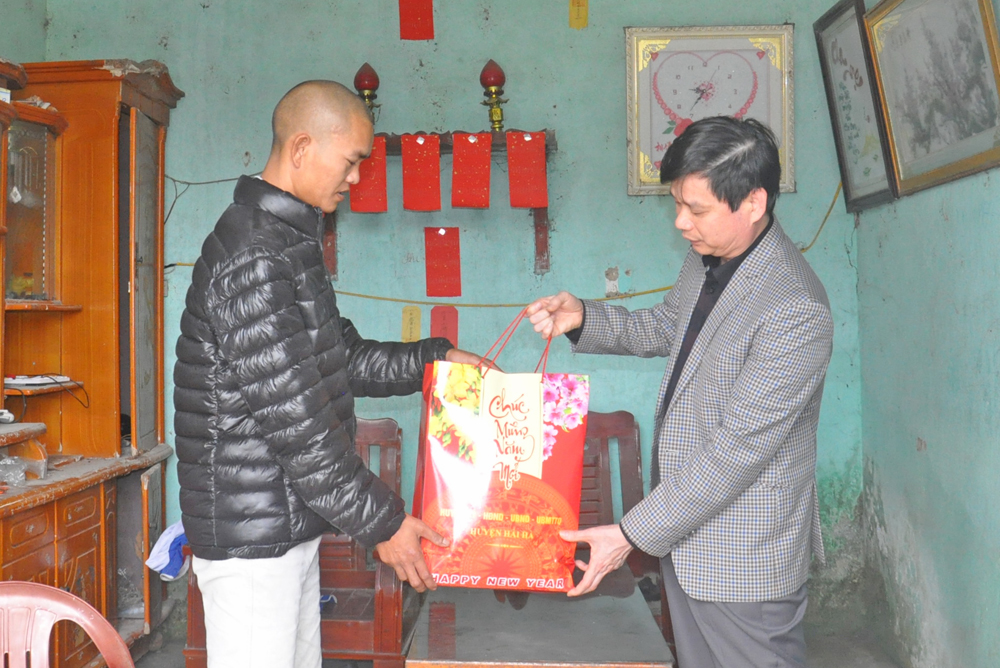 Lãnh đạo huyện Hải Hà tặng quà cho gia đình ông Voòng Dùng Quay, là người tàn tật ở thôn 3, xã Quảng Minh (thôn 3 xã Quảng Thắng cũ).