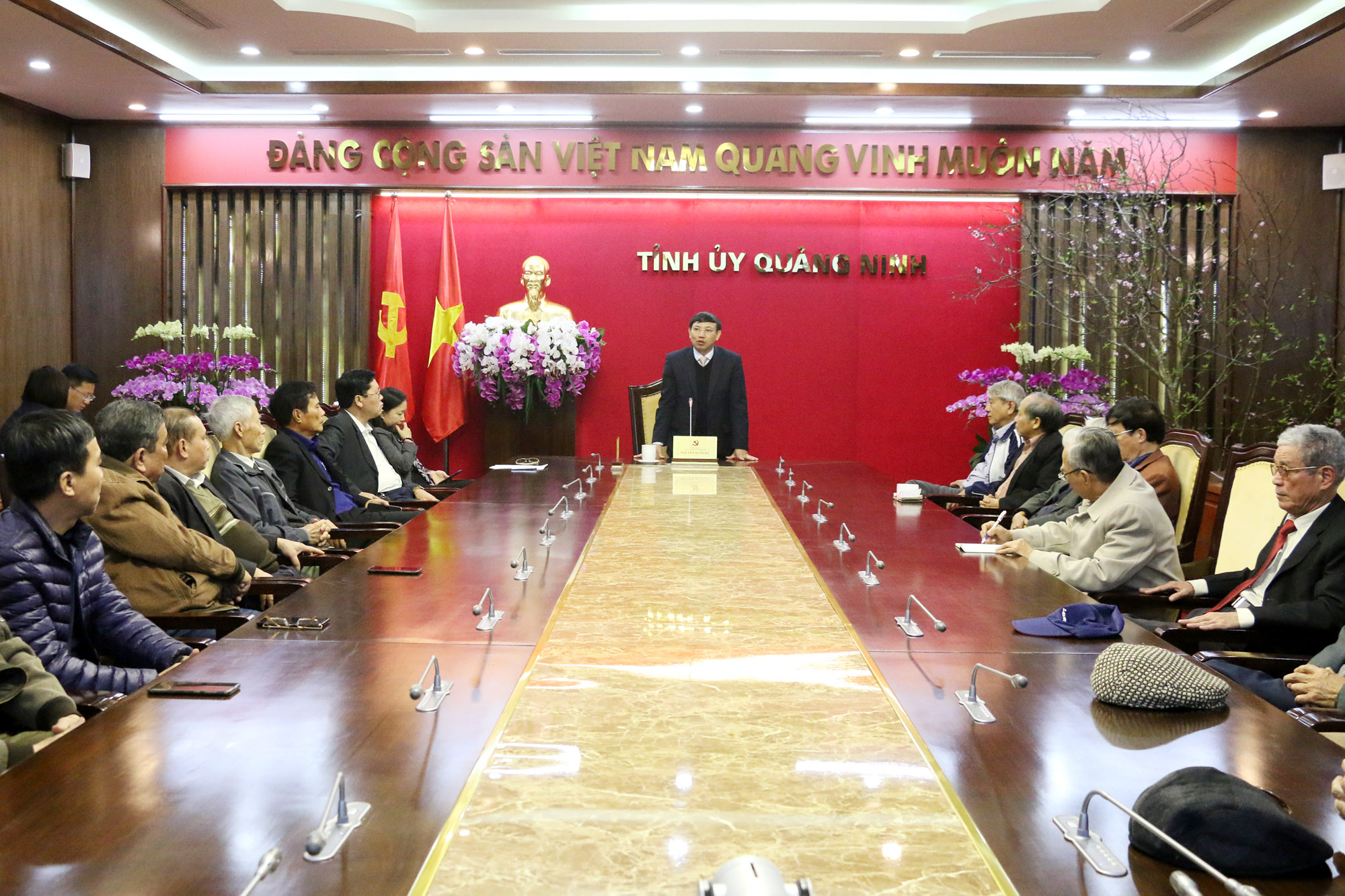 Đồng chí Nguyễn Xuân Ký, Bí thư Tỉnh ủy, Chủ tịch HĐND tỉnh, phát biểu tại buổi gặp mặt.