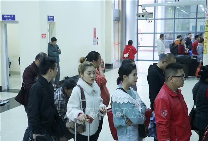 Hành khách nhập cảnh từ Trung Quốc vào Việt Nam qua cửa khẩu Móng Cái (thành phố Móng Cái, tỉnh Quảng Ninh) đều được giám sát chặt chẽ qua hệ thống máy đo thân nhiệt từ xa, nhằm phát hiện bệnh viêm phổi nặng do virus gây ra. Ảnh: Minh Đông/TTXVN