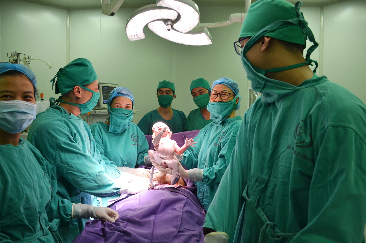 Bé trai đầu tiên chào đời mùng 1 Tết Kỷ Hợi 2019 ra đời bằng phương pháp thụ tinh trong ống nghiệm tại Bệnh viện Sản Nhi Quảng Ninh. Ảnh: Nguyễn Hoa