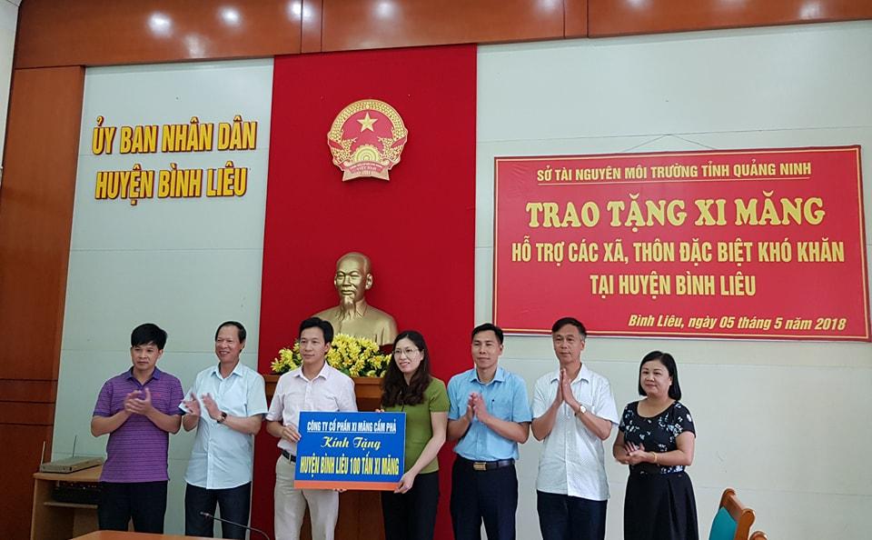 Lãnh đạo Công ty CP Xi Măng Cẩm Phả trao tặng 100 tấn xi măng hỗ trợ các xã, thôn đặc biệt khó khăn của huyện Bình Liêu.