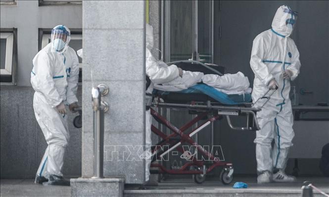 Chuyển bệnh nhân nghi nhiễm virus giống SARS gây bệnh đường hô hấp cấp tại bệnh viện Jinyintan ở thành phố Vũ Hán, Trung Quốc. Ảnh: Getty Images/TTXVN