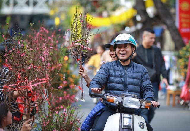 Chợ hoa Hàng Lược là một trong 3 chợ hoa Tết nổi tiếng Hà Nội. Cùng với chợ hoa Hoàng Hoa Thám và Quảng Bá, nơi đây cũng là nơi thu hút đông đảo người dân đến vui chơi, mua sắm Tết.