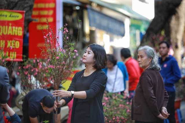 Điểm đặc biệt của chợ hoa này là mỗi năm chỉ mở một lần vào dịp Tết Nguyên Đán, vì vậy ở đây thường chỉ bán các loại cây, hoa phục vụ Tết như: Đào, quất, lan, thủy tiên…