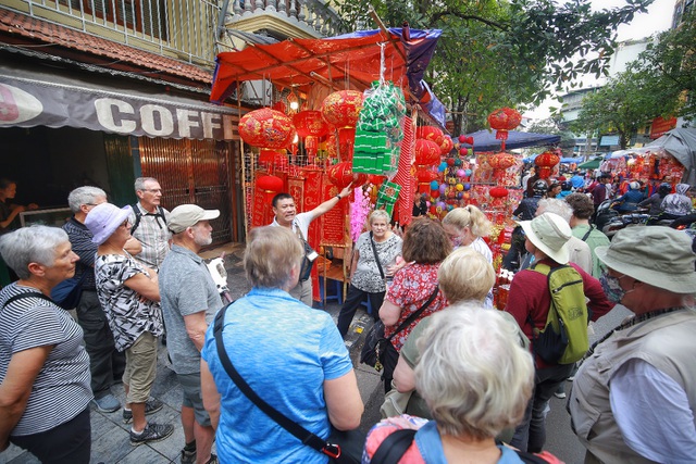 Nhiều du khách nước ngoài tỏ ra thích thú khi được trải nghiệm chợ Tết của Việt Nam.