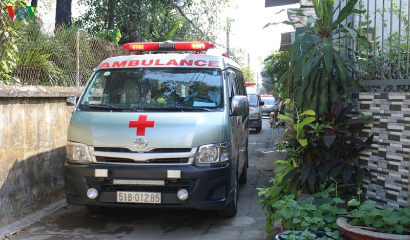 Xe cứu thương chở thi thể các nạn nhân về trung tâm pháp y để khám nghiệm.