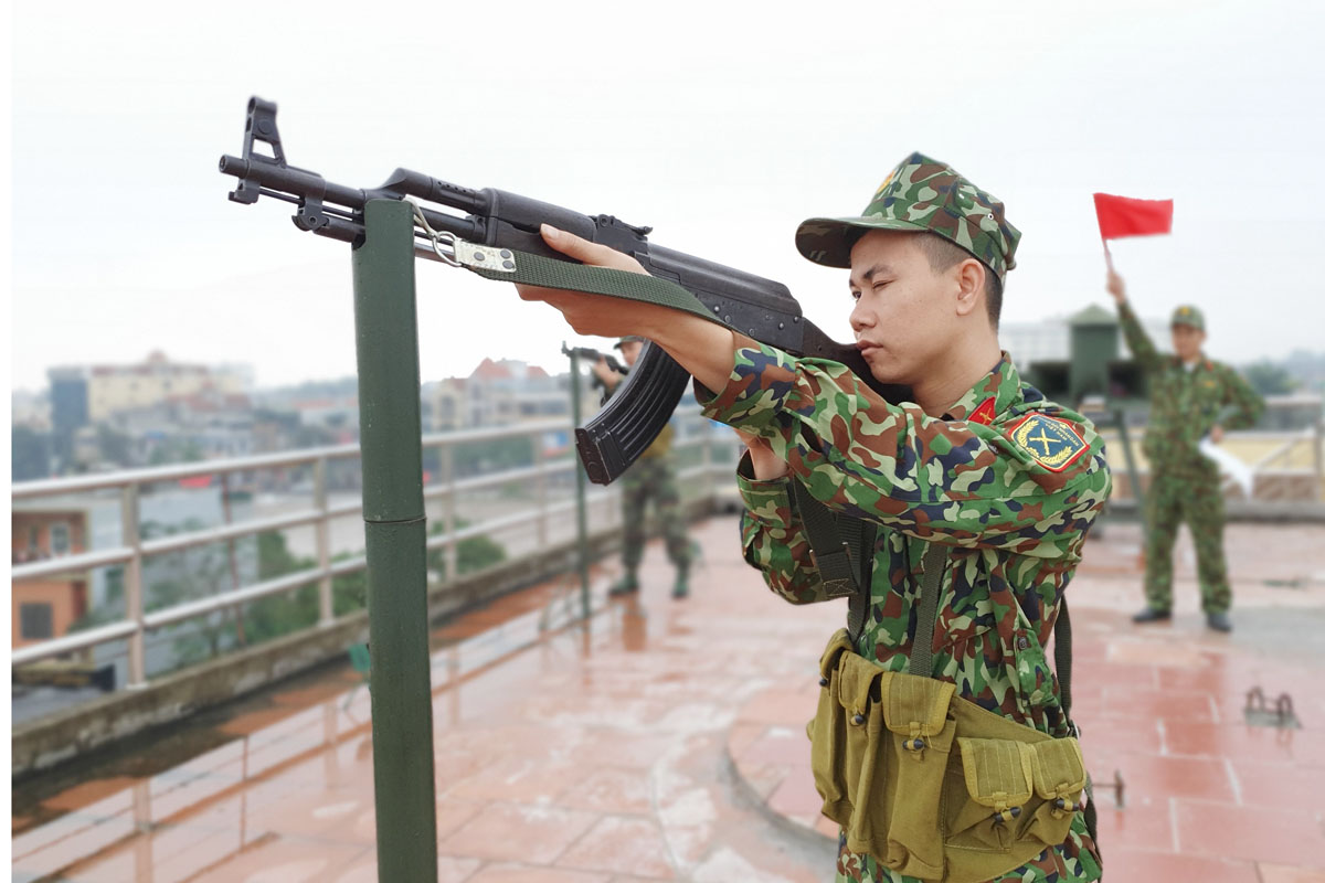 Cán bộ, chiến sĩ Ban CHQS huyện Hải Hà luyện tập phương án SSCĐ.