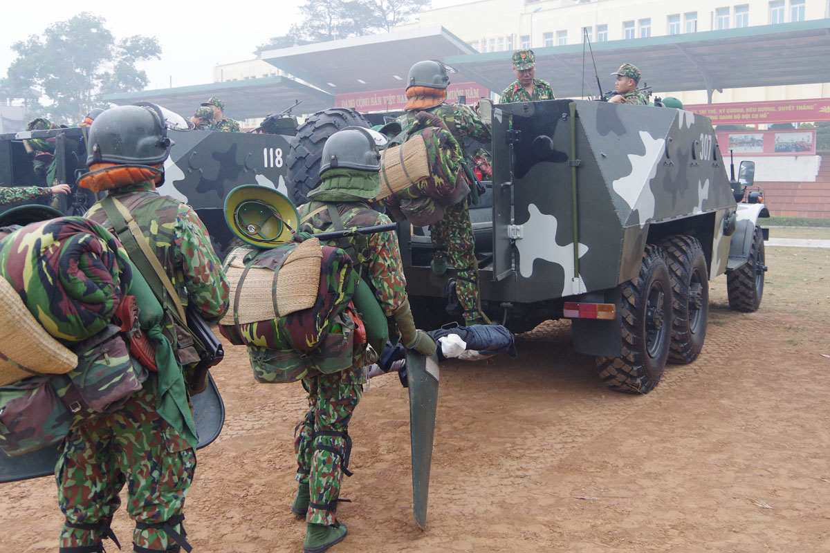 Cán bộ, chiến sĩ các phân đội thuộc Bộ CHQS tỉnh sẵn sàng phương tiện, lực lượng tham gia xử trí các tình huống xay ra  trên địa bàn.