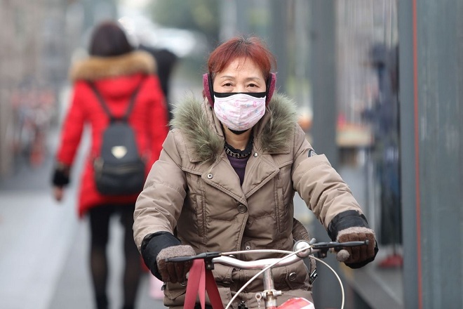Người dân Trung Quốc đeo khẩu trang để phòng bệnh viêm phổi lạ. Ảnh: epa.