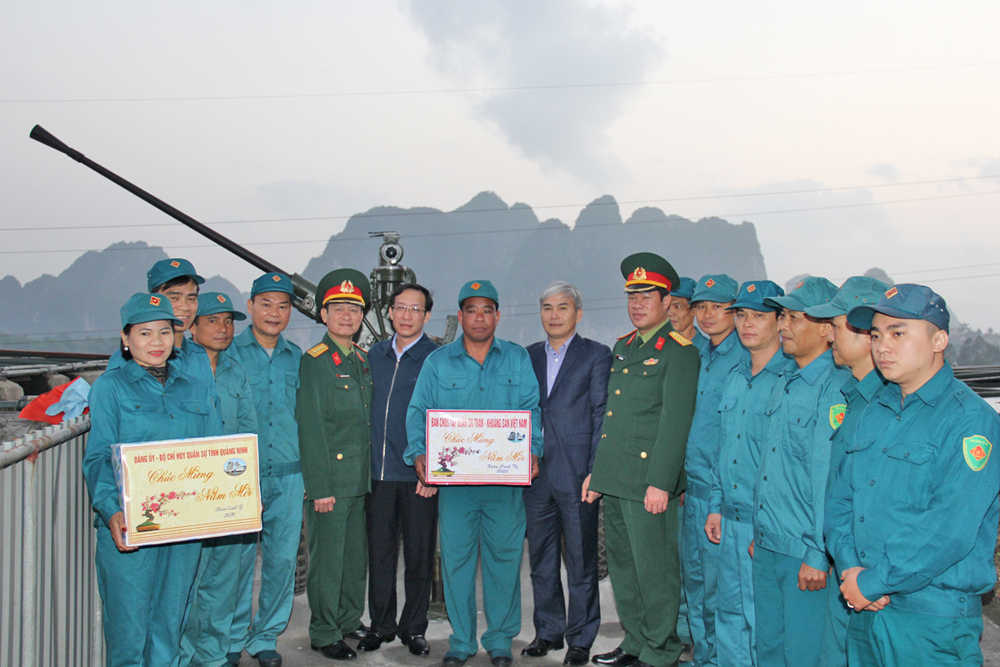 Lãnh đạo Bộ CHQS tỉnh, Tập đoàn Than- Khoáng sảm Việt Nam kiểm tra, tặng quà và chúc tết đơn vị.