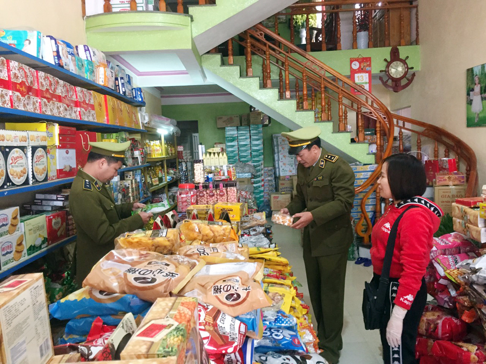 Đội Quản lý thị trường số 11 kiểm tra các mặt hàng bánh kẹo tại cửa hàng tạp hóa Đại Tâm, phố Hoàng Văn Thụ, thị trấn Đầm Hà.