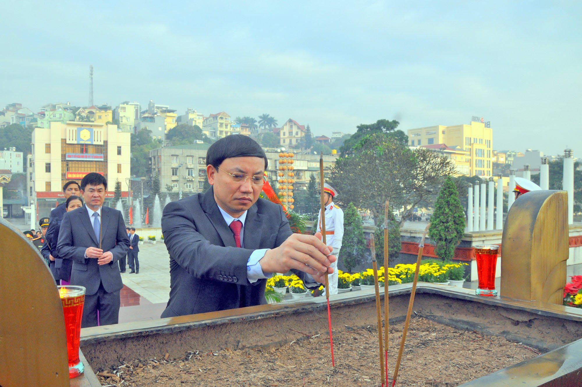 Đồng chí Nguyễn Xuân Ký, Bí thư Tỉnh ủy, Chủ tịch HĐND tỉnh, dâng hương tại Đài tưởng niệm các Anh hùng liệt sĩ TP Hạ Long.