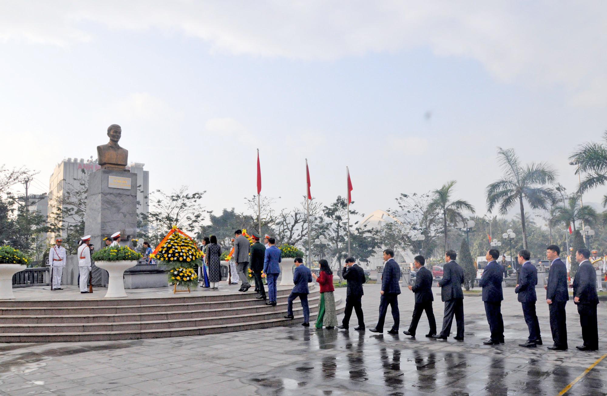 Các đại biểu dâng hương tưởng niệm đồng chí Vũ Văn Hiếu.