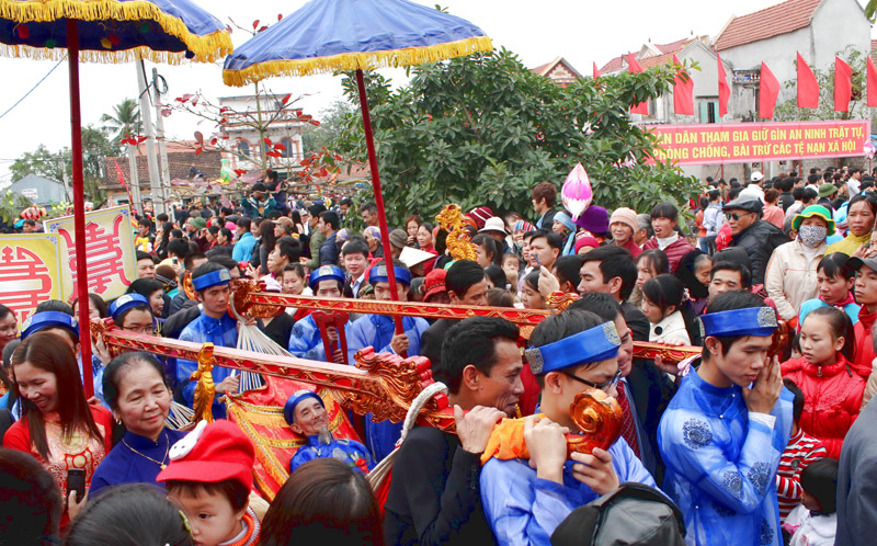 The procession attracts the participation of numerous locals and tourists.