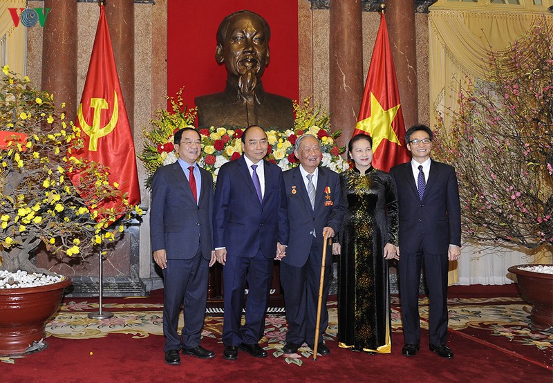 Thủ tướng Nguyễn Xuân Phúc, Chủ tịch Quốc hội Nguyễn Thị Kim Ngân, Phó Thủ tướng Vũ Đức Đam chụp ảnh lưu niệm cùng lãnh đạo, nguyên lãnh đạo Đảng, Nhà nước.