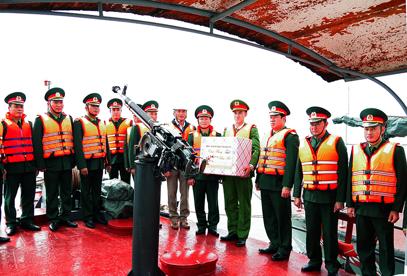 Lãnh đạo Bộ CHQS tỉnh tặng quà, chúc Tết Đội thường trực cứu hộ trên Vịnh Hạ Long.