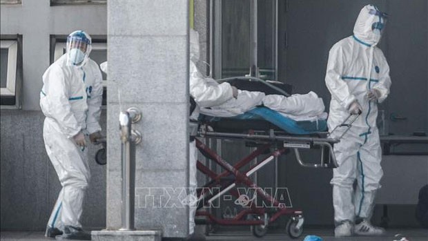Chuyển bệnh nhân nghi nhiễm virus tại bệnh viện Jinyintan ở thành phố Vũ Hán, Trung Quốc. Ảnh: Getty Images/TTXVN
