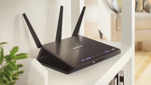 Router đặt ở vị trí có nhiều vật cản xung quanh sẽ ảnh hưởng đến chất lượng kết nối. Ảnh: Cnet.